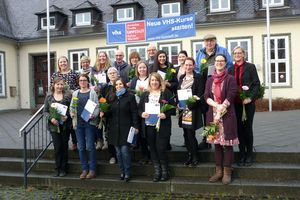 13 Kindertagespflegepersonen erhielten ihr Zertifikat zum Abschluss der „An-schlussqualifizierung für Kindertagespflegepersonen nach dem QHB“. Auf dem Bild zu sehen: Manfred Strieth (Stadt Lippstadt, hintere Reihe, 3. v.r.), Claudia Schulte (VHS, hintere Reihe, 2.v.r.), Dorothee Großekathöfer (SkF, mittlere Reihe, 1. v.r.) und das Kursleiterteam. Foto: Stadt Lippstadt