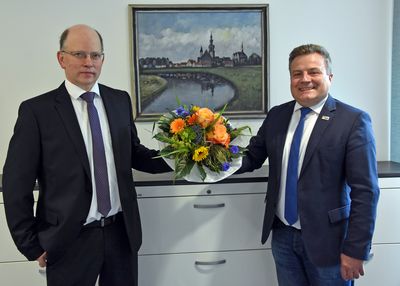 Willkommen in Lippstadt: An seinem ersten Arbeitstag begrüßte Bürgermeister Arne Moritz Stephan Tydecks als neuen Ersten Beigeordneten im Stadthaus. Foto: Stadt Lippstadt  