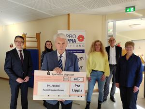 800 Euro für das Jakobi-Familienzentrum: Leiterin Sibylle Hänsler (r. außen) und Knigge-Trainerin Nicole Schlepphorst (dritte v. r.) freuten sich über den Scheck, den Stiftungsvorsitzender Franz Klocke (m.) gemeinsam mit den weiteren Vorstandsmitgliedern Jürgen Riepe (l. außen), Gabriele Staats (2.v.l.) und Manfred Strieth (2.v.r.) überreichte.  Foto: Stadt Lippstadt