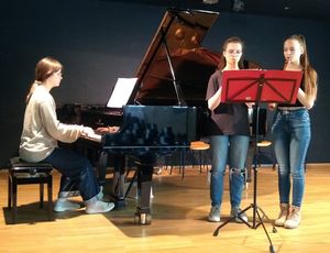 Beim Vorspiel der Klavier- und Blockflötenklasse der Conrad-Hansen-Musikschule spannt sich der Bogen von Klassikkompositionen bis zu modernen Pop-Songs. Foto: Conrad-Hansen-Musikschule