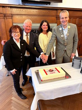 Gemeinsam mit den ehemaligen stellvertretenden Bürgermeistern Helga de Horn, Franz Gausemeier und Sabine Pfeffer (v.l.) schnitt Bürgermeister Alexan-der Tschense die große „Danke“-Torte an. Foto: Stadt Lippstadt