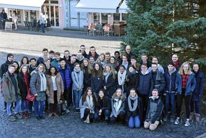 Mit ihren Lehrern Meena Nathan, Nathaniel Smith, Silvia Wallmeier und Elke Herberhold kamen die australischen und deutschen Schüler zu Bürgermeister Christof Sommer ins Rathaus. Foto: Stadt Lippstadt