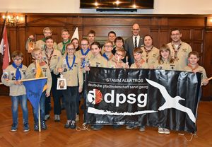 Bürgermeister Christof Sommer freute sich über die Übergabe des Frie-denslichts aus Bethlehem im Rathaussaal. Foto: Stadt Lippstadt