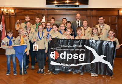 Bürgermeister Christof Sommer freute sich über die Übergabe des Frie-denslichts aus Bethlehem im Rathaussaal. Foto: Stadt Lippstadt