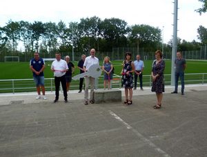 Im Beisein von weiteren Vertretern aus Politik, Verwaltung, Verein und Grundschule nahmen der 1. Vorsitzende des SV BW Rixbeck Dedinghausen, Oliver Scholz (2.v.l.) und Schulleiterin Helga Schäfermeier (3.v.r.) stellvertretend den Schlüssel von Bürgermeister Christof Sommer (Mitte) entgegen. Foto: Stadt Lippstadt