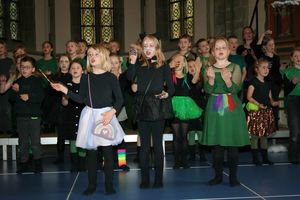 Die Kinder begeisterten mit schönem Gesang und schauspielerischem Können, aber auch mit bezaubernden Kostümen und einem selbst erstellten Bühnenbild. Foto: Musikschule