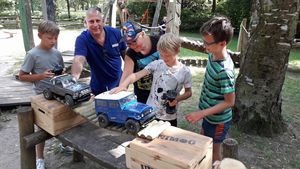 Johannes, Nicolas, Benedict und Benjamin waren mit Feuereifer dabei als es darum ging, die ferngesteuerten Geländewagen über den Parcours zu manövrieren. Sascha Thiele (2.v.l.) vom Jugend- und Familienbüro der Stadt hatte die Jugendlichen zuvor beim Bau des Parcours unterstützt.  Foto: Stadt Lippstadt