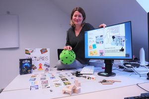 Kathrin Militzer (Stadtjugendring Lippstadt e.V.) stellt die digitale Alternative zur 15. Brettspiele-Ausstellung vor. Foto: Stadt Lippstadt