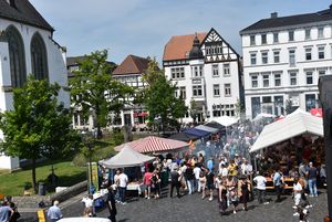 Auch bei den hohen Temperaturen genossen sowohl die Gäste als auch die Beteiligten den Tag der Begegnung der Kulturen auf dem Rathausplatz. Foto: Stadt Lippstadt