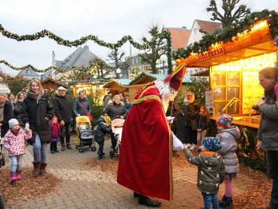 Nikolaus auf dem Weihnachtsmarkt
