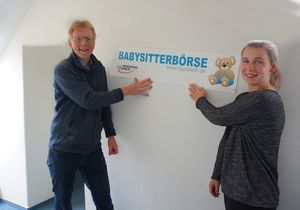 Frank Osinski und Leonie Dietscheid vom Jugend- und Familienbüro der Stadt Lippstadt würden sich über neue Mitwirkende an der Babysitterbörse freuen. Foto: Stadt Lippstadt