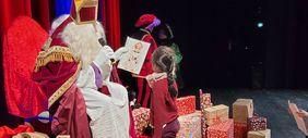 Der Sinterklaas und seine Pieten waren zu Besuch im Stadttheater. Foto: Stadt Lippstadt