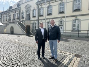 Bürgermeister Arne Moritz und Prof. Dr. Sebastian Verhoeven drücken die Daumen für die Bewerbung für das Bundesschützenfest 2028. Foto: Stadt Lippstadt
