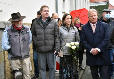 Künstler Gunter Demnig, Joe Wiesemann, Lucy Mueller Wiesemann und Franz Gausemeier nach der Verlegung der Stolpersteine für die Familien Levy und Grüneberg. Foto: Stadt Lippstadt