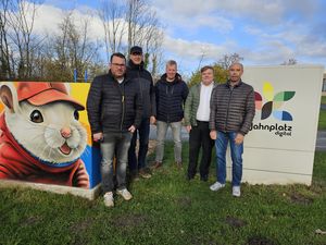 (v.l.n.r.) Marius Hiedels, Hans Koch, Christian Kleineheilmann, Bürgermeister Arne Moritz und Eckhard Fischer (Teutonia Lippstadt) freuen sich über die neue Jahnbox auf dem Jahnplatz. Foto: Stadt Lippstadt