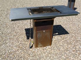 Der Grill mit Grillzange