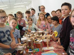 Verschiedene Methoden der Nachrichtenübermittlung lernten die Teilnehmer des Entdecker-Clubs in den Herbstferien kennen. Hier präsentieren sie unter Anleitung von Christina Wulf Zeigertelegrafen, Trommeln, Morsegeräte und Flaschenpost, die allesamt natürlich auch ausprobiert wurden. Foto: Stadt Lippstadt