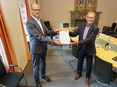 Ferdinand Aßhoff (r.), Leiter der Abteilung III für Regionale Entwicklung, Kommunalaufsicht und Wirtschaft bei der Bezirksregierung Arnsberg, überreichte Bürgermeister Christof Sommer den Förderbescheid für die Digitalisierung des Jahnplatzes. Foto: Stadt Soest