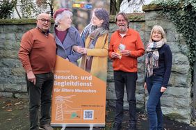 Neue Kontakte knüpfen, über gemeinsame Interessen und Hobbys sprechen, gemeinsam spazieren gehen ist gut für Körper und Seele – das wissen Theodor Kremer und Klaus Rennkamp, als Koordinatoren des Besuchs- und Begleitdienst. Gemeinsam mit Sylvia Helmig möchten sie ältere Menschen ermutigen, sich beim Projekt zu melden und besuchen zu lassen. Foto: Stadt Lippstadt