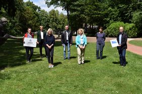 (v.l.n.r.) Nina Krah, Dr. Christina Steinbicker, Elisabeth Haut (Leader Lippe-Möhnesee), Gregor Sänger (Bezirksregierung Arnsberg), Gabriele Schütte-Holthaus (Ortsvorsteherin), Sascha Zelesnik-Hartmann, Heinrich Horstmann (Stadt Lippstadt). Foto: Stadt Lippstadt