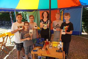 „Abenteuer Elektro“ hieß es für Devin, Alexander, Johannes, Kalle und Lukas beim gemeinsamen Roboterbau. Ferienspaß-Organisatorin Elisa Stellmacher freut sich über eine große Nachfrage beim neuen Format. Foto. Stadt Lippstadt