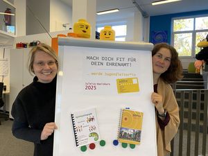 Sabrina Janetzky und Elisa Stellmacher aus dem Jugend- und Familienbüro der Stadt Lippstadt laden zur Jugendleiterschulung ein, um sich fit für ein Ehrenamt in der Kinder- und Jugendarbeit zu machen. Foto: Stadt Lippstadt