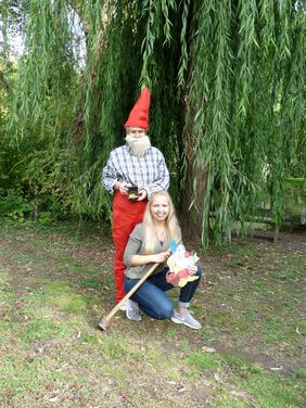 Sabrina Janetzky und Christin Juckenhöfel freuen sich auf drei märchenhafte Tage in den Herbstferien. Foto: Stadt Lippstadt