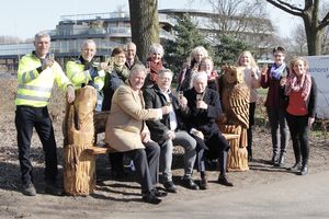 Die Vertreter der Gemeinde Uden und der Stadt Lippstadt sowie die Mitglie-der der beiden Partnerschaftskomitees stoßen auf die neue Freundschaftsbank an. Auch André von Boxtel (li.), der die Bank entworfen und gefertigt hat, freut sich über die gelungene Einweihung. Foto: Gemeinde Uden/Maashorst