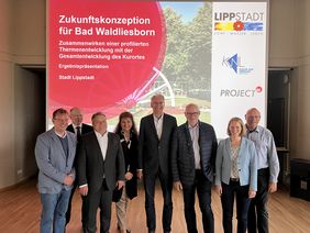 Bei der Sitzung wurden die Ergebnisse präsentiert, welche die Lenkungsgruppe zur Zukunft Bad Waldliesborns erarbeitet hat. Dafür vor Ort war auch Detlef Jarosch vom Büro Projekt M (vierter v. l.), welches die Lenkungsgruppe bei der Erarbeitung professionell unterstützt hatte. Foto: Stadt Lippstadt