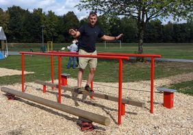 Sportwissenschaftler Oliver Seitz gab einen Überblick über die Übungsmöglichkeiten an den einzelnen Geräten. Foto: Stadt Lippstadt