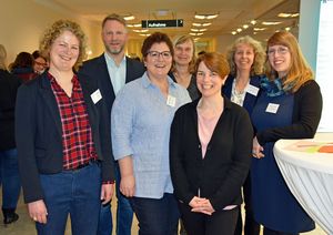 Mit über 100 Fachkräften aus den Bereichen Gesundheitshilfe, Jugendhilfe und der sozialen Sicherung, aber auch aus Unternehmen, Stiftungen und Politik, diskutierten die Referentinnen um Netzwerkkoordinatorin Kerstin Werner (2.v.r.) und Andre Wagner, Pflegedienstleiter der Kinderklinik am EVK (2.v.l.), beim zweiten Fachtag des Netzwerks „Frühe Hilfen in Lippstadt“ über familienfreundliche Lösungen. Foto: Stadt Lippstadt