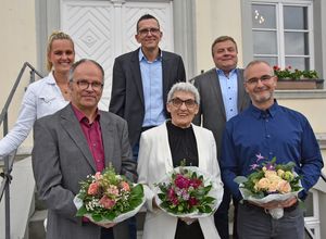 Die Glückwünsche von Personalratsvertreterin Laura Sonntag, Fachbereichsleiter Hartmut Neutzler, Bürgermeister Arne Moritz (hintere Reihe v.l.) nahmen Heinz Dewermann, Elisabeth Klump und Simon Ginty entgegen.  Foto: Stadt Lippstadt