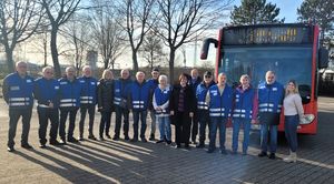 Die Busbegleiter sind bereit loszulegen: Beim Treffen auf dem Gelände der RLG tauschten sie sich mit Alexandra Schäfer (RLG, r. außen) sowie Sylvia Helmig vom Büro für bürgerschaftliches Engagement (fünfte v. l.).  Auch Sonja von Zons, neue Fachdienstleiterin für den Fachdienst Soziales und Integration, nutzte die Möglichkeit, die Busbegleiter kennenzulernen. Foto: Stadt Lippstadt