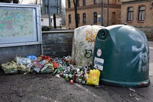 Überfüllte Glascontainer an unterschiedlichen Standorten in Lippstadt (hier real-Parkplatz und Kuhmarkt) sorgen aktuell für Ärger bei der Bevölkerung und der Stadtverwaltung. Foto: Stadt Lippstadt