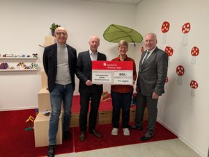 (v.l.n.r.): Manfred Strieth, Martin Risse und Wolfgang Schwade übergaben die Spende in Höhe von 800 Euro an Sibylle Hänsler. Foto: Stadt Lippstadt