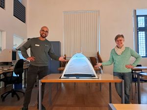 Marvin Herrmann und Stadtarchivarin Dr. Claudia Becker mit dem rätselhaften Archivzelt. Foto: Stadt Lippstadt