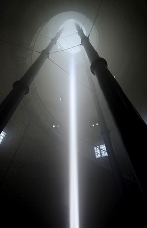 Die Lichtinstallation „I ∞“ des Künstlers Jan-Peter E.R. Sonntag im Lippstädter Wasserturm ist ein Ziel der Lichtreise am 26. Oktober. Kurator Dirk Raulf führt durch die Installation. Foto: Jan Peter E.R. Sonntag  
