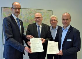: So kann eine Woche beginnen: Bernd Müller (2.v.l.), Abteilungsdirektor Umwelt und Arbeitsschutz, übergab die beiden Förderbescheide an (v.l.n.r.) Bürgermeister Christof Sommer, Fachdienstleiter Lothar Dreckhoff und Fachbereichsleiter Heinrich Horstmann.  Foto: Stadt Lippstadt