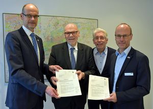 : So kann eine Woche beginnen: Bernd Müller (2.v.l.), Abteilungsdirektor Umwelt und Arbeitsschutz, übergab die beiden Förderbescheide an (v.l.n.r.) Bürgermeister Christof Sommer, Fachdienstleiter Lothar Dreckhoff und Fachbereichsleiter Heinrich Horstmann.  Foto: Stadt Lippstadt