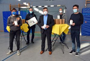 Für die beiden Realschulen am Dusternweg übergab Bürgermeister Arne Moritz (Mitte) gemeinsam mit dem städtischen Energieberater Burkhard Alkemeier (2.v.l.) und Fachdienstleiter Uwe Thiesmann (2.v.r.) die Ampeln an die beiden Schulleiter Ute Eggenstein (l.) und Steffen Pauli (r.)  Foto: Stadt Lippstadt