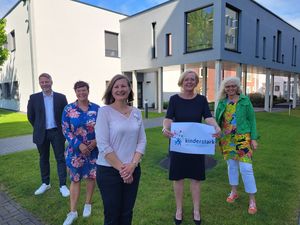 Der Lotsendienst berät frisch gewordene Mütter und Väter direkt nach der Ent-bindung im Evangelischen Krankenhaus Lippstadt. Über den Start des Projekts freuen sich (v.l.n.r.) Pflegedienstleiter Andre Wagner (EVK), Eva Gräfe und Marion Jürgensmeier vom Bunten Kreis OWL-Sonnenblume sowie die Jugendamtsleiterinnen Patricia Deertz (Kreis Soest) und Helga Rolf (Stadt Lippstadt). Foto: Stadt Lippstadt