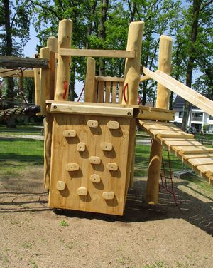 Ein nagelneuer Spielturm ist ab sofort das Highlight auf dem Spielplatz in Hellinghausen. Der Tornado hatte den Spielplatz stark getroffen und den Spielturm so schwer beschädigt, dass er ersetzt werden musste. Foto: Stadt Lippstadt