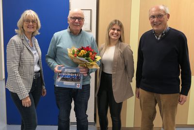 Bernhard Wolke (zweiter v. l.) wurde mit großem Dank von Sylvia Helmig (l.) Alexandra Schäfer und Heiner Wixmerten in den „Ehrenamtsruhestand“ verabschiedet. Foto: Stadt Lippstadt