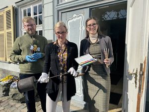 Laden alle Lippstädterinnen und Lippstädter ein, samstags im Museum vorbeizuschauen: Jörg Rehmann, Dr. Christine Schönebeck und Adriana Gamann vom Team des Stadtmuseums. Foto: Stadt Lippstadt