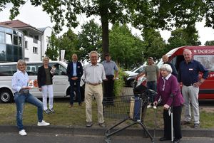 Es geht wieder los: Darüber freut sich Sylvia Helmig (l.) gemeinsam mit Barbara Aulbur (Caritas, zweite v. l.), Andreas Ortkemper (Metropol, dritter v. l.) und dem gesamten Team des „Mobilen Einkaufswagen“. Seniorinnen und Senioren bekommen dadurch Unterstützung beim Einkauf.   Foto: Stadt Lippstadt