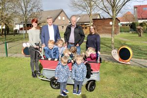 Die Kinder sind startklar: Ab sofort kann Gruppenleiterin Anika Grube (r.) mit dem „Turtle Bus“ losziehen. Ortsvorsteherin Stephanie Lönne, die den Kontakt zum Rotary Club Erwitte-Hellweg herstellte sowie Erich Henkenjohann und Peter Graewe Wöstemeier vom Rotary Club freuen sich mit den kleinen „Ausflüglern“. Foto: privat