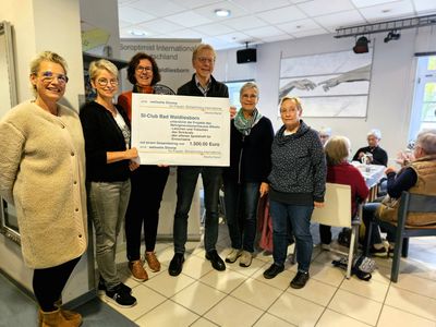 Brigitte Reich (dritte v. l.) übergab im Namen der Soroptimisten Bad Waldliesborn gemeinsam mit Philippine Huiskamp (l.) und Birgit Specovius (zweite v. l.) eine Spende in Höhe von 1.500 Euro an Frank Osinski sowie die Ehrenamtlichen Ute Scherberich-Rodriguez (zweite v. r.) und Cilly Fandrich (r.). Foto: Stadt Lippstadt