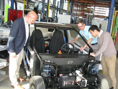 Dr. Heinrich Sievers, Spenner Zement, Prof. Matthias Meyer und Adi Surya Linata, HSHL, begutachten einen Prototypen des e.GO Life Rolling Chassis