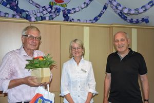 Sylvia Helmig (m.) vom Büro für bürgerschaftliches Engagement und Heiner Wixmerten (r.) verabschieden Dieter Schade (l.). Foto: Stadt Lippstadt