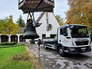 Nach aufwendiger Sanierung wird die Glocke wieder an ihren angestammten Platz in der Friedhofskapelle am Hauptfriedhof eingebaut. Foto: Stadt Lippstadt